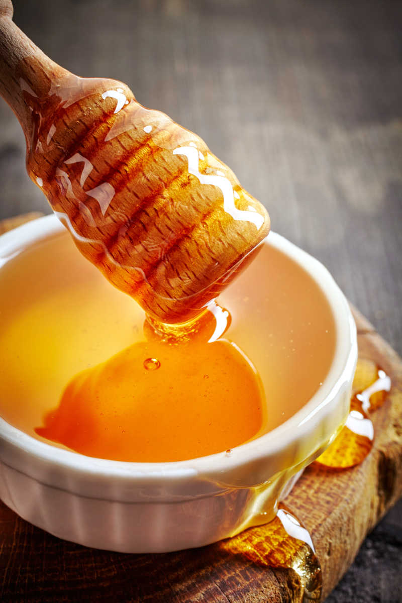 碗里新鲜的优质蜂蜜