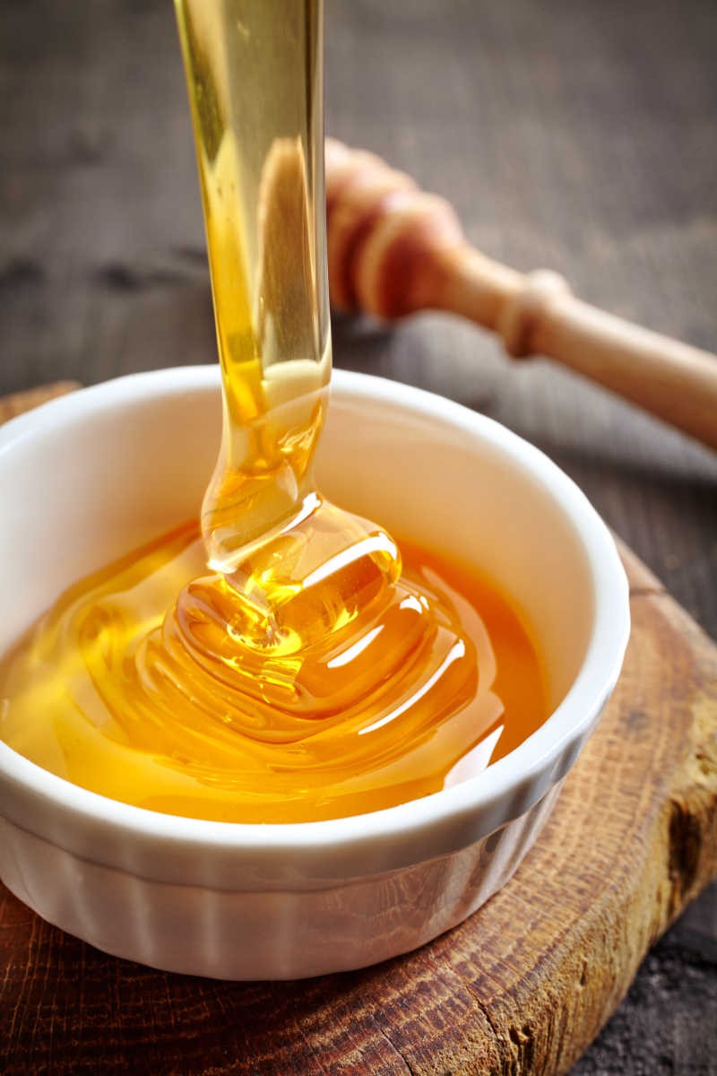 美味的碗里的金黄色的蜂蜜