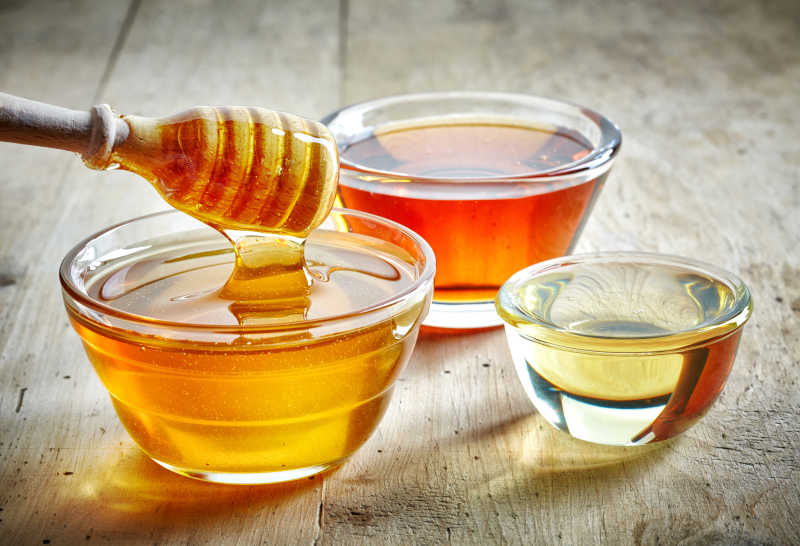 玻璃碗里金黄色的蜂蜜