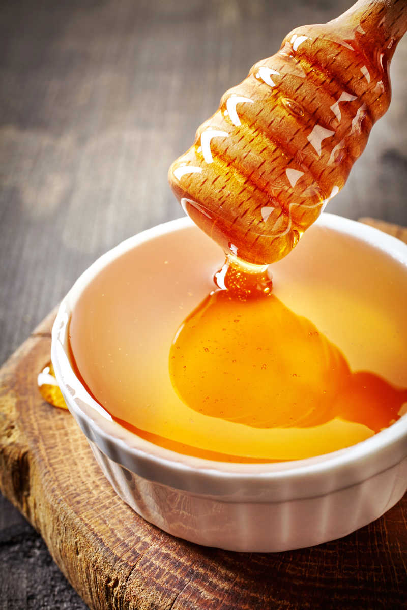 新鲜的优质蜂蜜放在碗里
