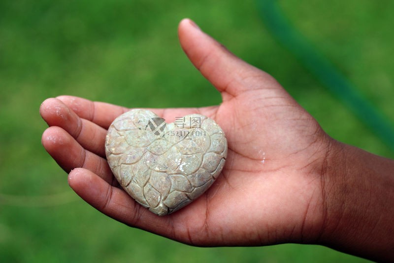 一颗心型的石头