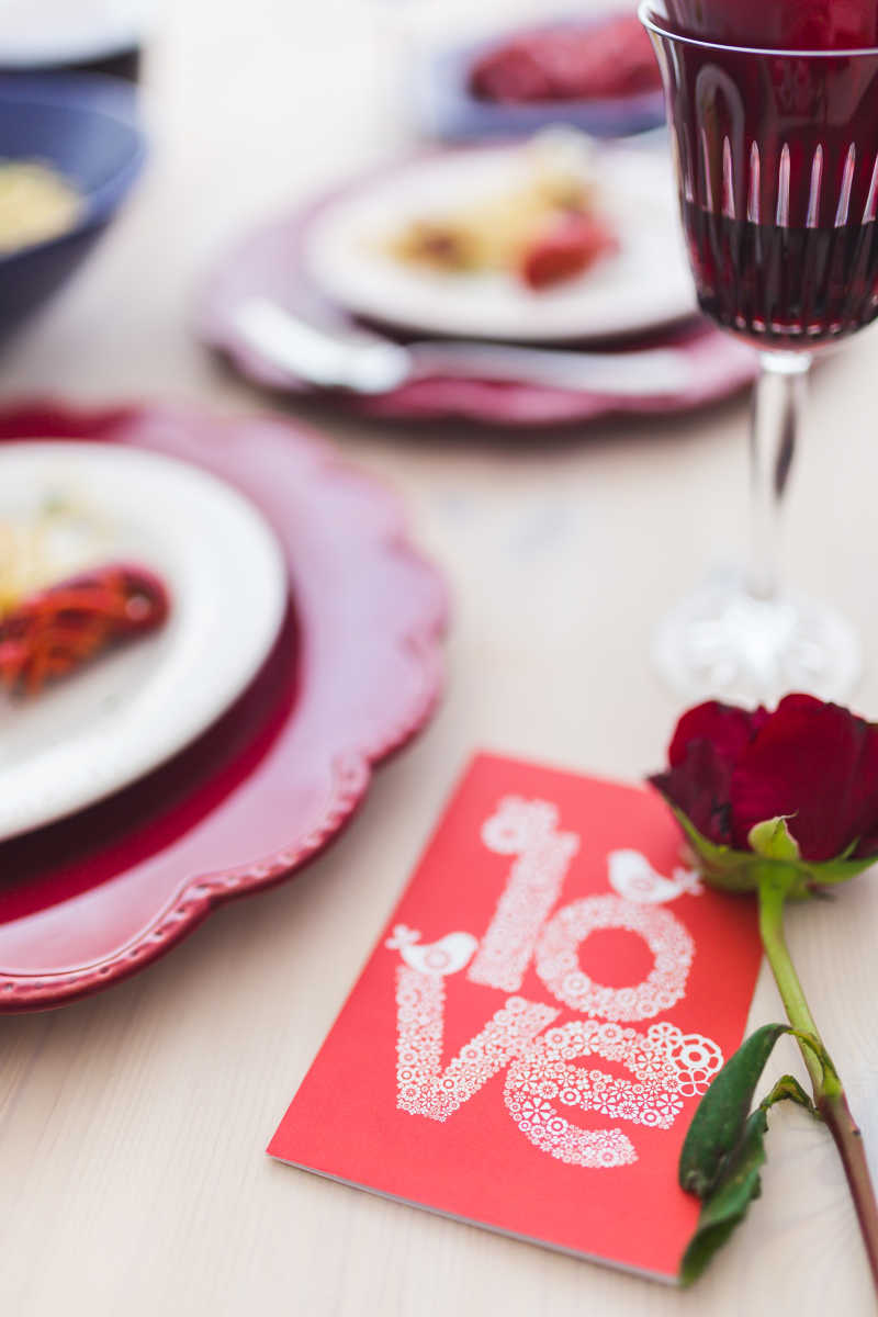 餐桌上的玫瑰和情书