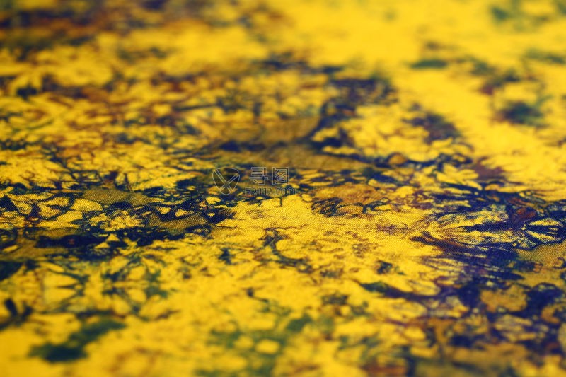 有着独特花纹的黄色地毯