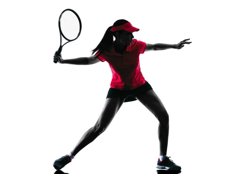 白色背景中挥动球拍的女子网球运动员剪影