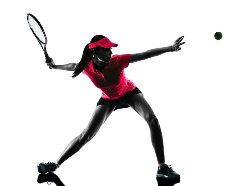 白色背景下的女子网球运动员侧影