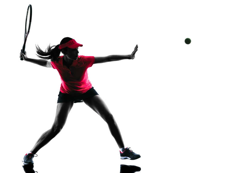 白色背景中准备击球的女子网球运动员剪影