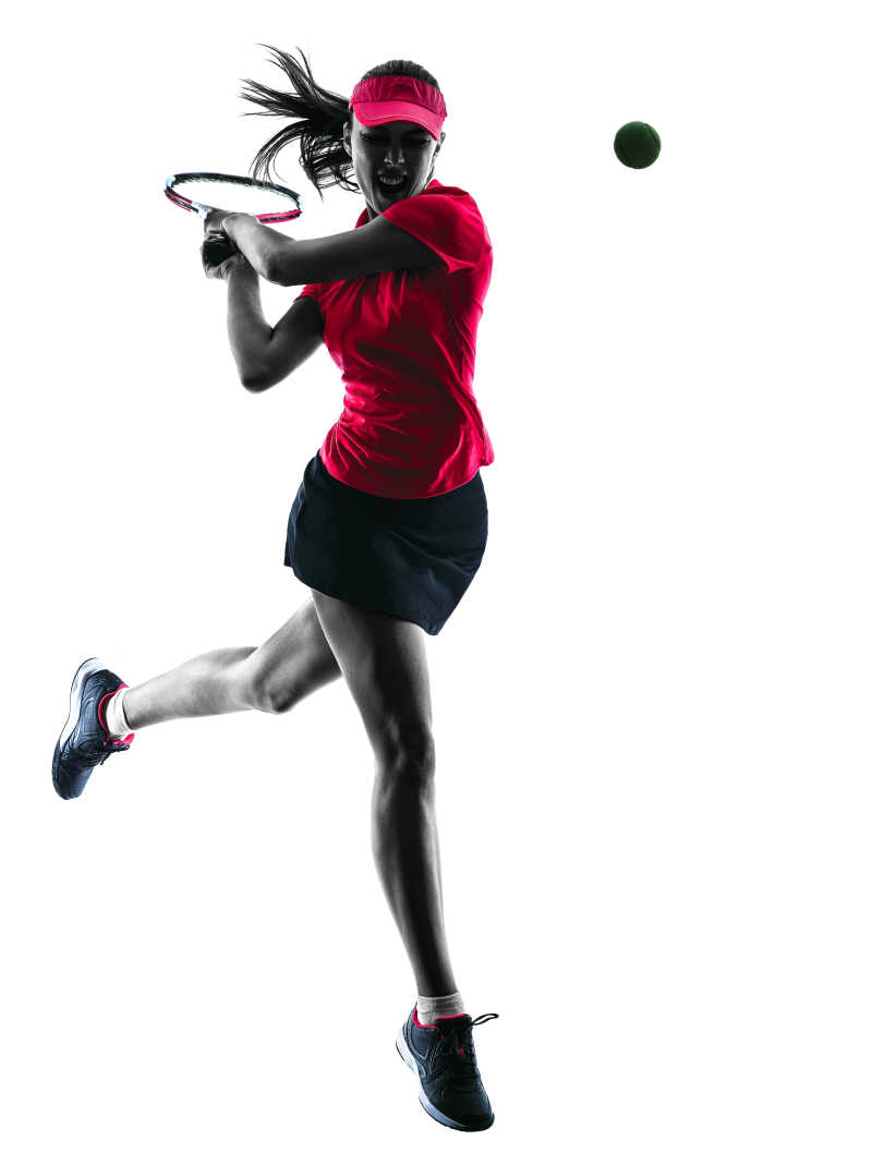 面对网球双手挥动球拍的女运动员