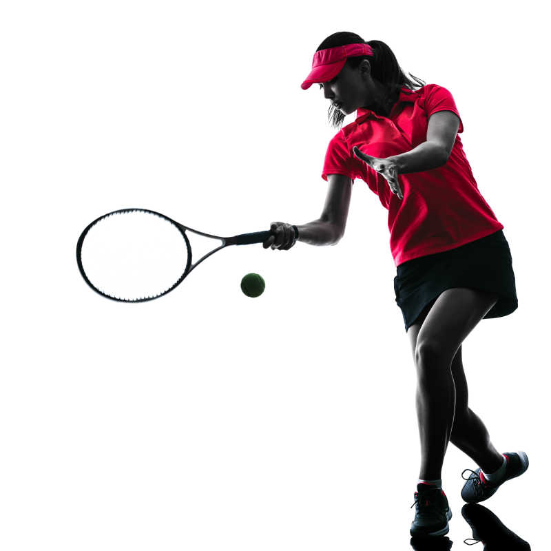 白色背景中挥拍击球的女子网球运动员