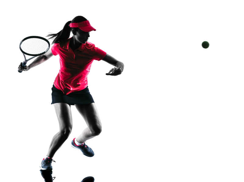 白色背景中准备击球的女子网球运动员