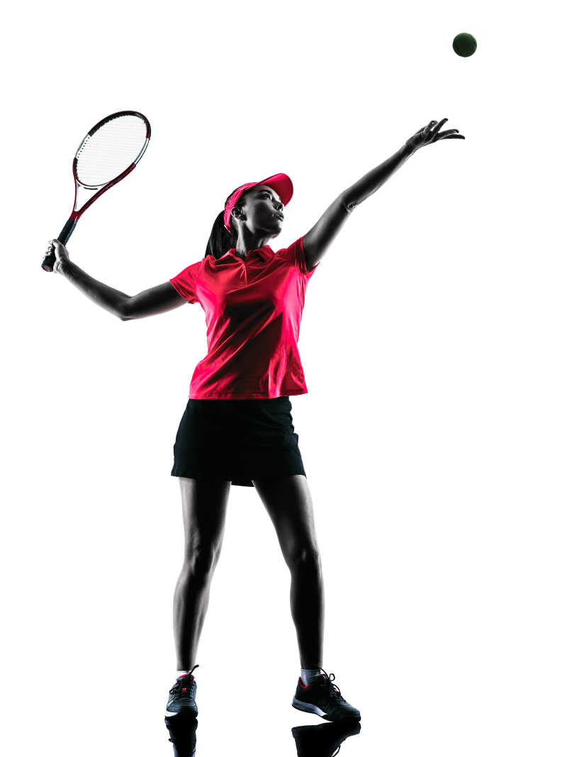在白色背景中的一名女子网球运动员