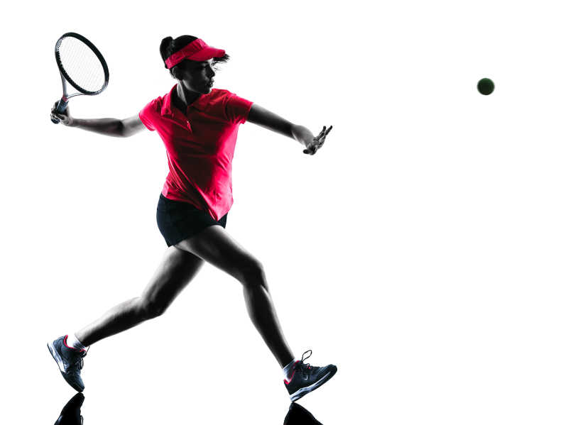 白色背景中的女子运动员打网球