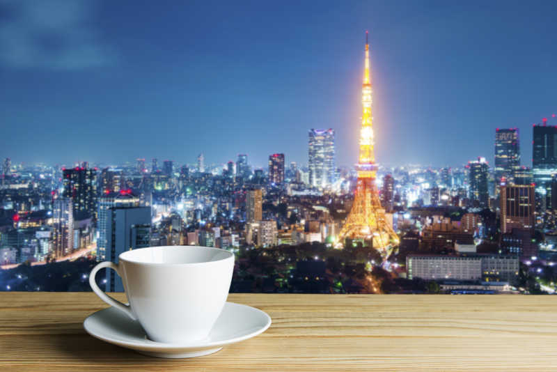 巴黎城市建筑背景前的白色咖啡杯