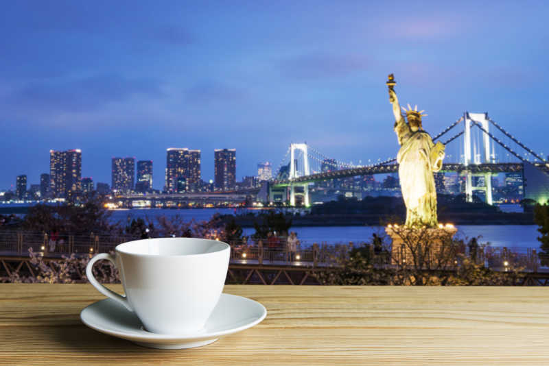 城市建筑背景前的白色咖啡杯