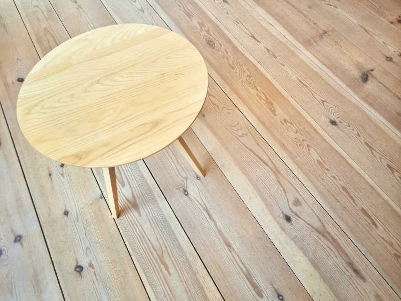 木地板上的简易圆桌