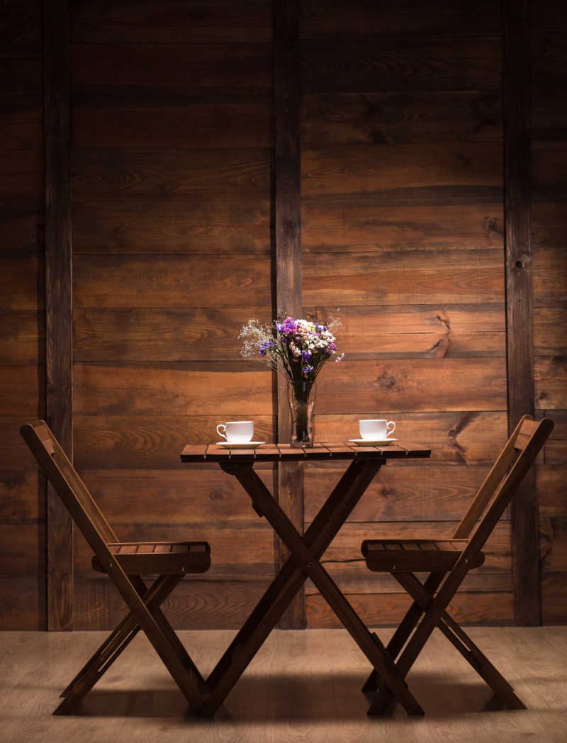 咖啡厅一张桌子和两把椅子
