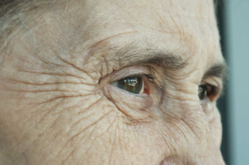 眼角有皱纹的老年人