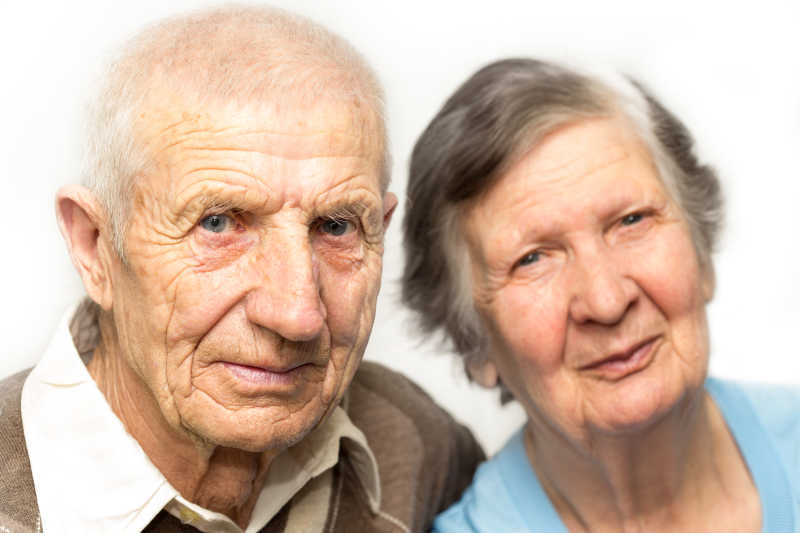 白色背景下的祖父母画像