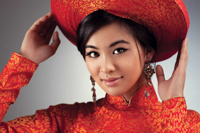 年轻的越南妇女穿着传统的服装
