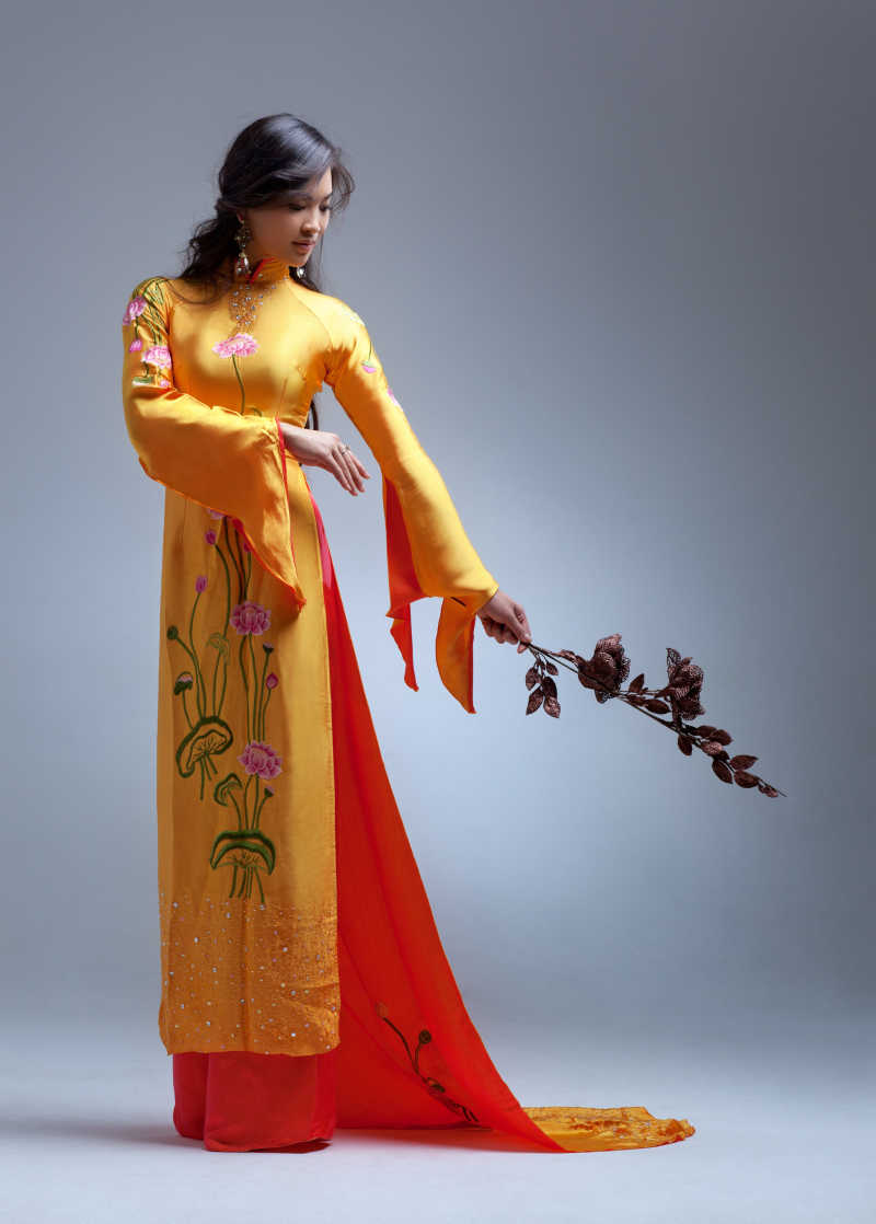 年轻优雅的亚洲女人穿着传统服装