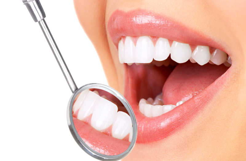 牙科口腔镜与健康女性牙齿
