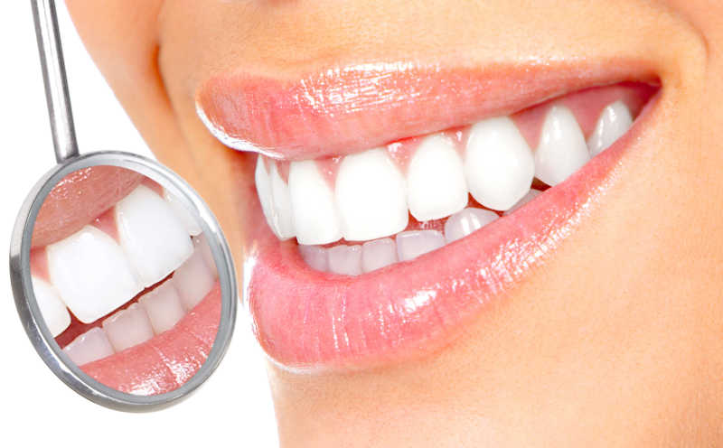 健康女性牙齿与牙科口腔镜