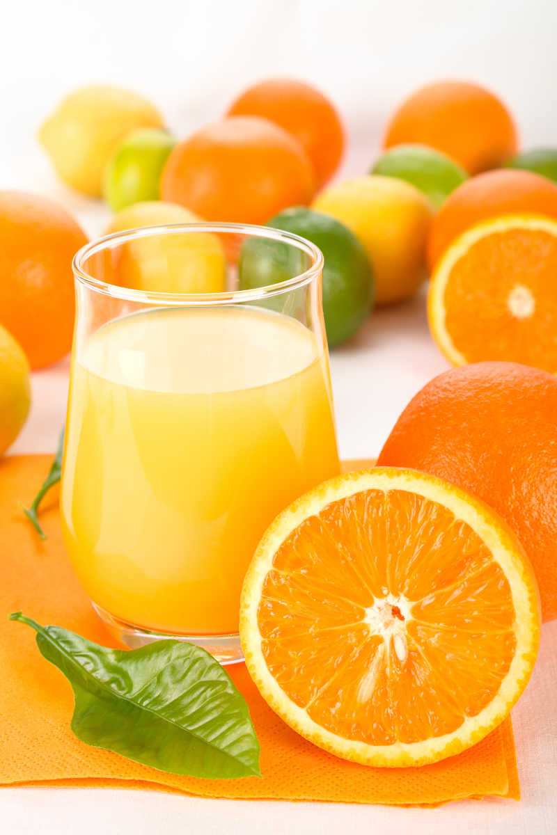 新鲜的橙汁和橙子