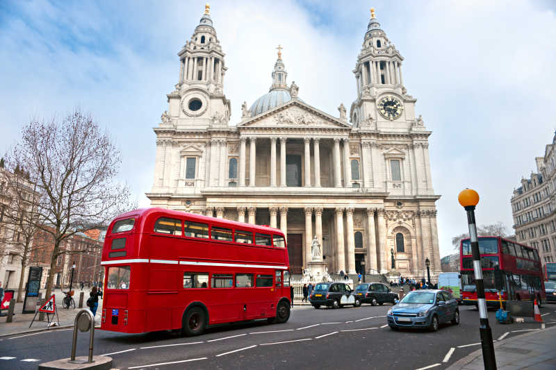 伦敦圣保罗大教堂前的红色公交