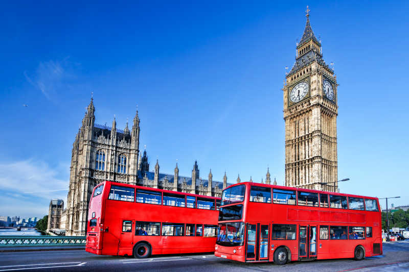 英国伦敦大本钟街头的红色双层巴士