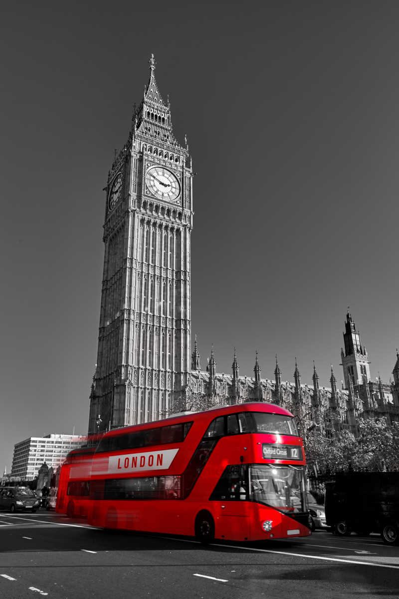 伦敦街头黑白背景前的红色双层巴士