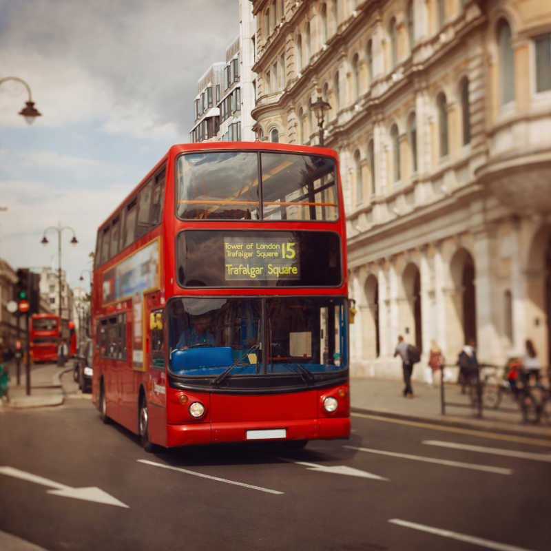 伦敦街头红色的巴士