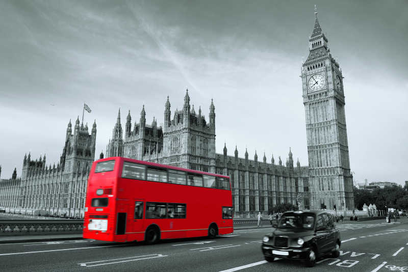 英国伦敦大本钟黑白背景前的红色双层巴士