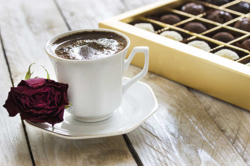 土耳其咖啡块菌巧克力和干玫瑰在木质桌上