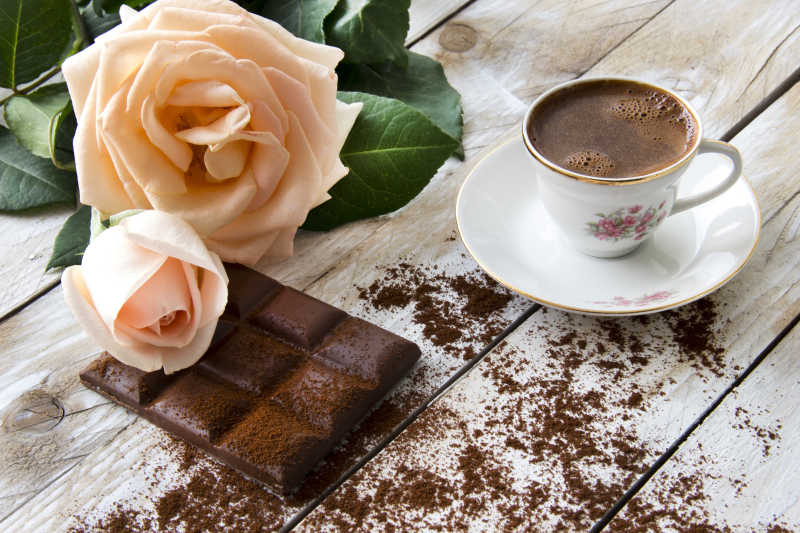 土耳其咖啡玫瑰和木桌上的巧克力片