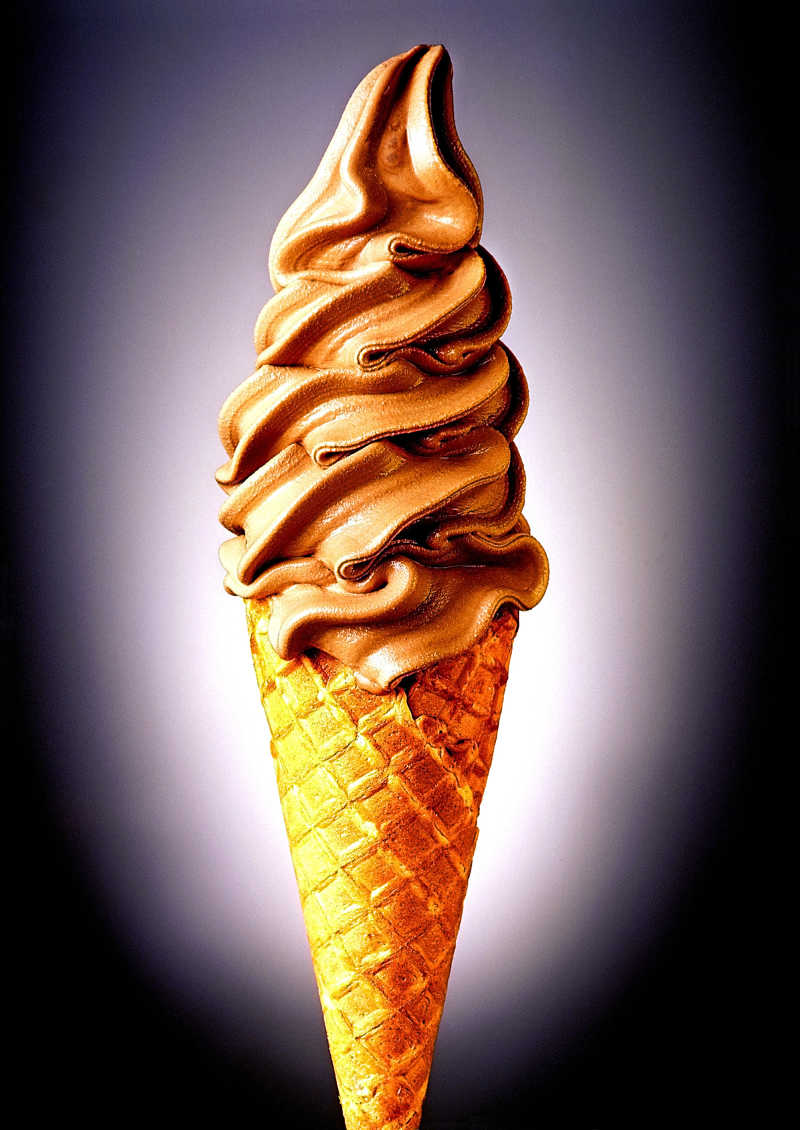 棕色的巧克力冰淇淋