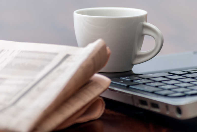 咖啡桌上的咖啡和报纸
