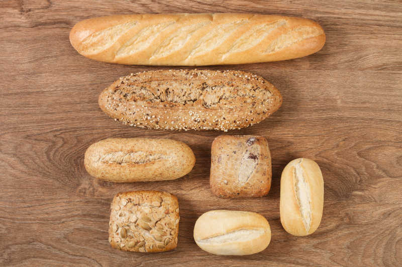 各式各样的法式面包在桌子上