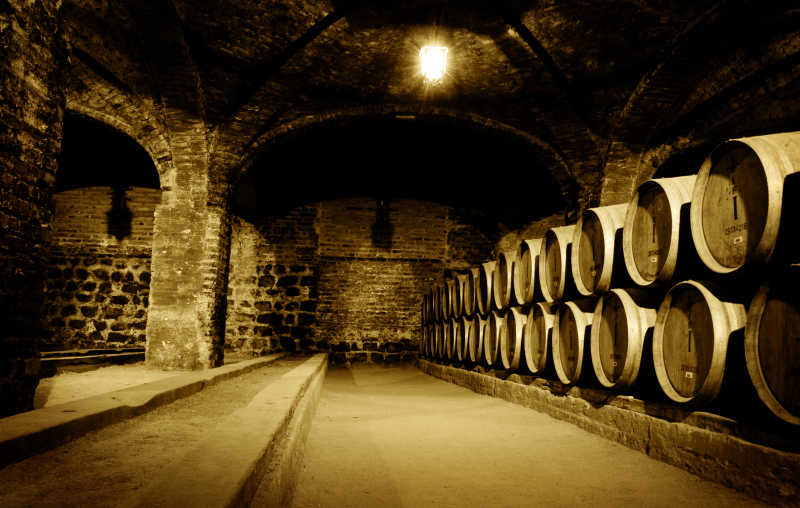 酒窖里存储葡萄酒的木桶
