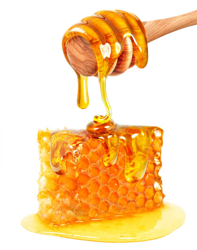 新鲜美味的流淌在蜂巢上的蜂蜜