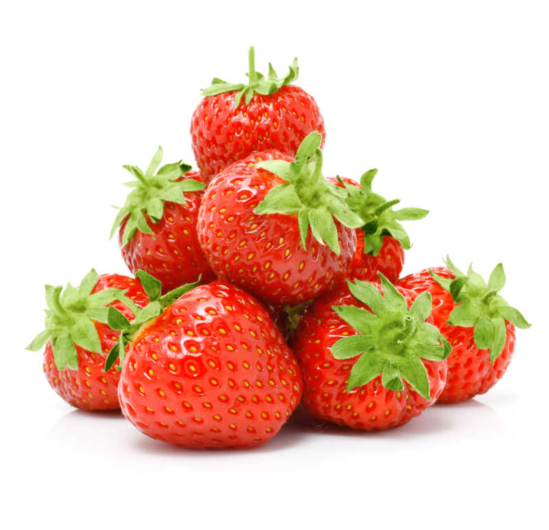 白色背景下的红草莓果实