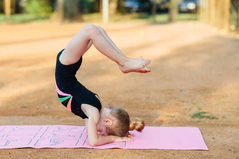 公园里练习瑜伽的小女孩