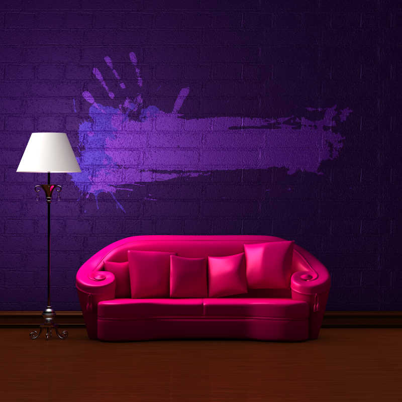昏暗背景下的粉色沙发和台灯