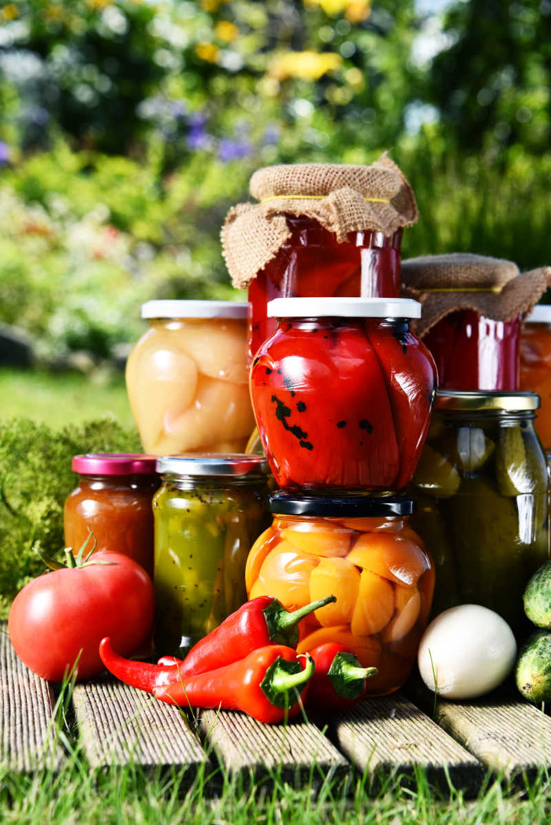 花园里腌制蔬菜和水果的罐子