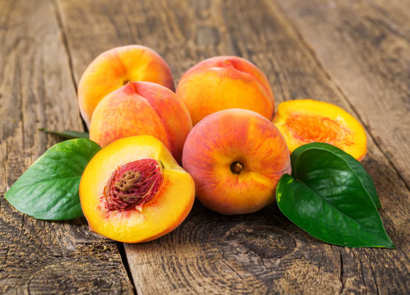 木质桌上的美味的新鲜桃子