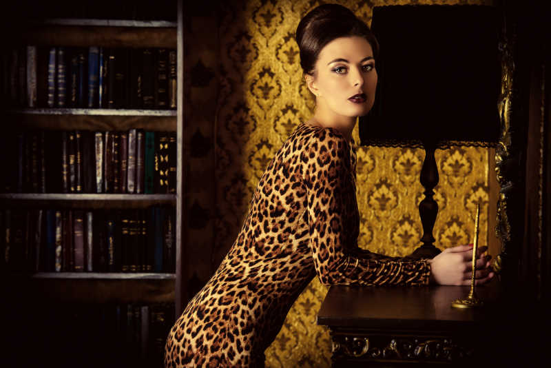 房间里穿豹纹的优雅成熟女性