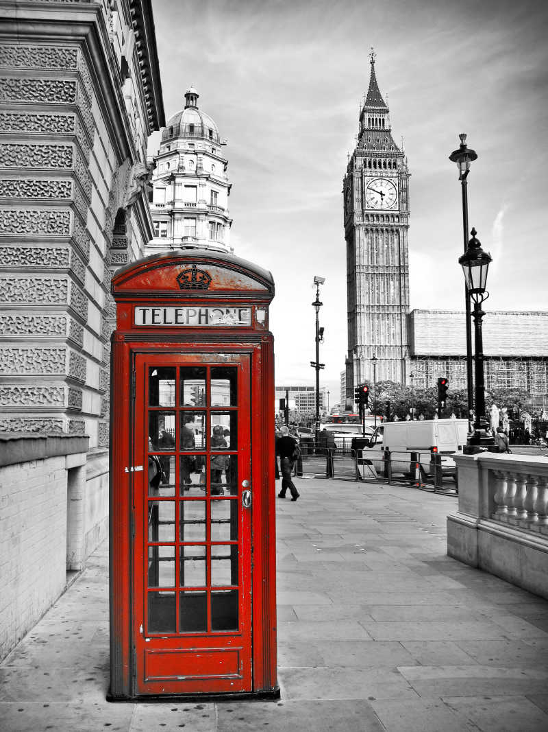 伦敦大本钟和红色电话亭景色