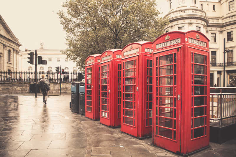 伦敦雨巷旧式红色电话亭