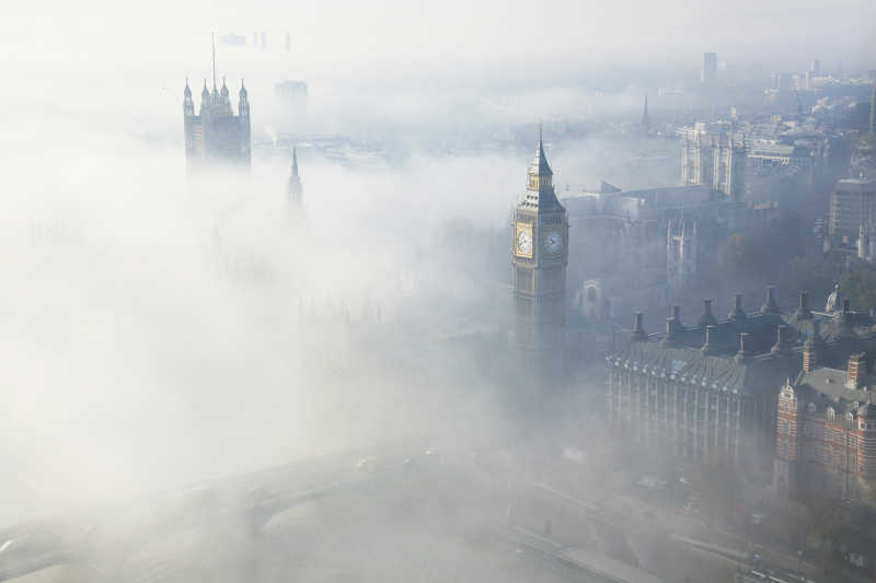 伦敦雾中的宫殿和大本钟