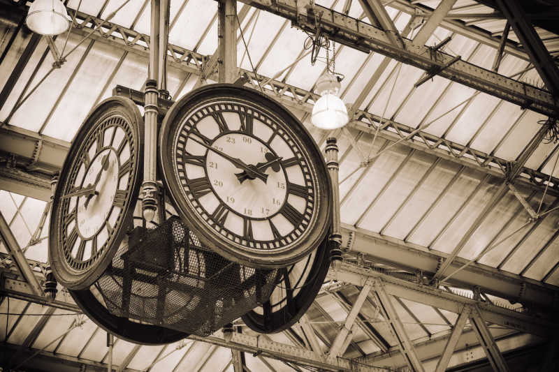 伦敦标志性旧钟和滑铁卢车站
