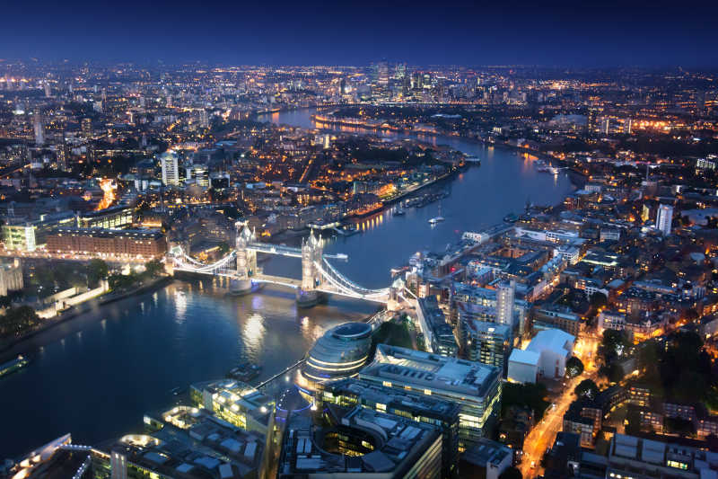 伦敦城市和塔桥的夜景