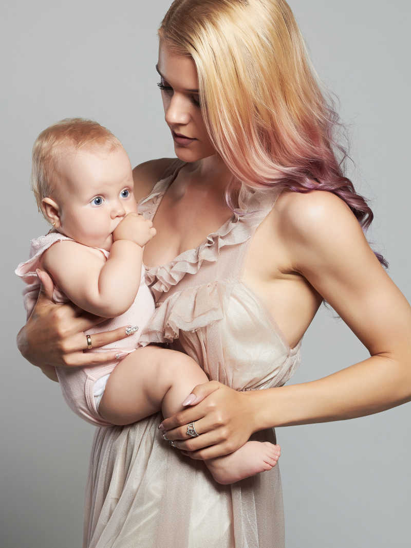 年轻妈妈轻轻的抱着小婴儿